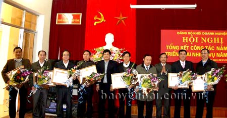 Lãnh đạo Đảng ủy Khối doanh nghiệp tỉnh trao giấy khen cho các chi bộ, đảng bộ đạt tiêu chuẩn “Trong sạch vững mạnh tiêu biểu